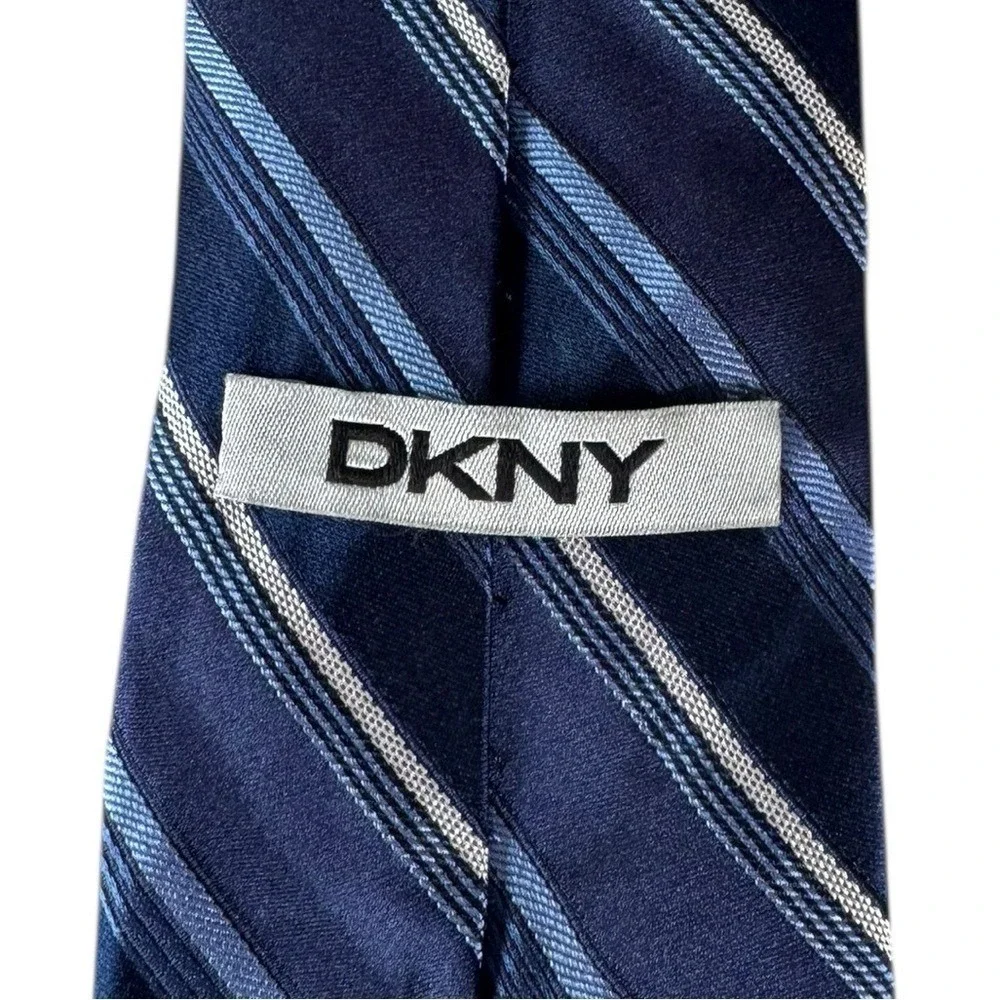 DKNY Mens Silk Neck Tie Quiet Luxury Old Money Career Professional Striped